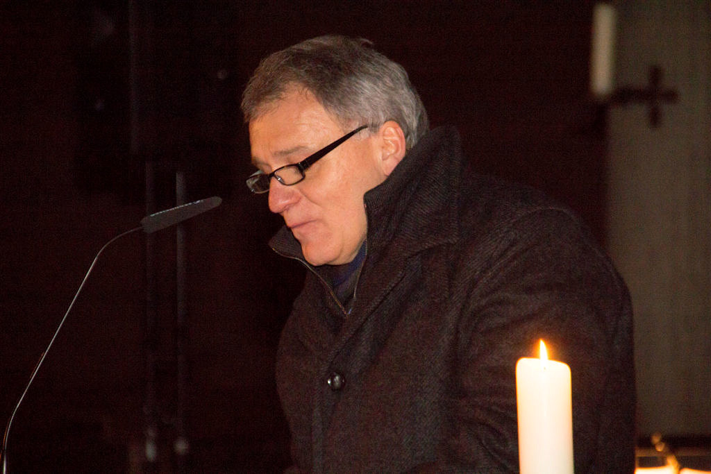 Pfarrer Thomas Mayer beim Adventssingen 2015.